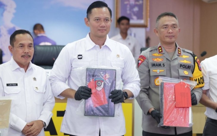 Menteri ATR/BPN Agus Harimurti Yudhoyono bersama Kapolda Jatim Irjen Pol Imam Sugianto dalam konferensi pers pengungkapan kasus mafia tanah, Surabaya, (16/3)