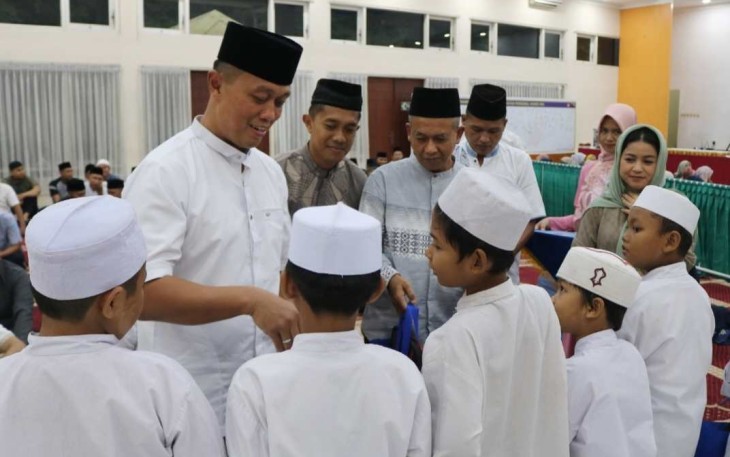 Dankosek IKN Marsma TNI Abdul Haris saat memberikan santunan anak yatim