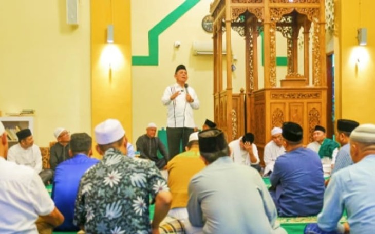 Ansar Ahmad Serukan Istiqomah Dalam Beribadah Saat Tarawih di Masjid Amanaul Ummah Batam 