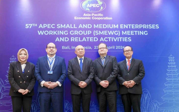 MenkopUKM Teten Masduki foto bersama di 57th APEC SMEWG