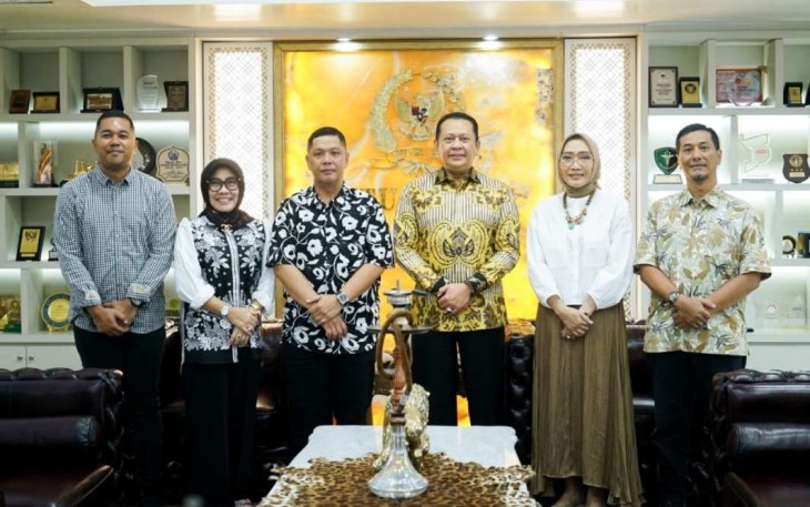 Ketua MPR RI Bambang Soesatyo foto bersama tim produksi film anak kolong di Jakarta, Rabu (24/4)