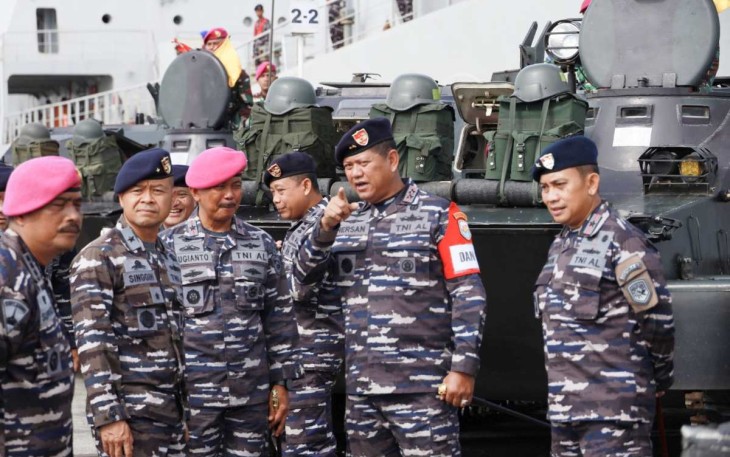 Pangkoarmada III Laksda TNI Hersan memberikan arahan usai apel gelar pasukan operasi Trisila-24, Kamis (25/4)