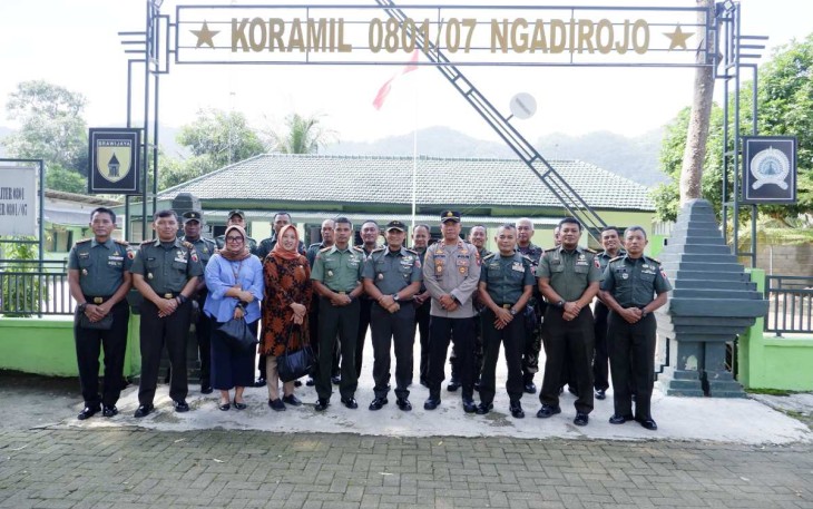 Foto bersama di Koramil 0801/07 Ngadirojo