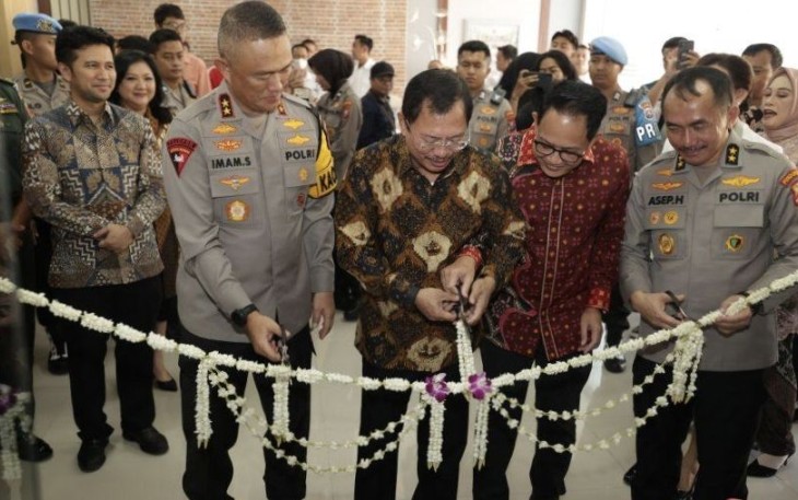 Kapolda Jatim Irjen Pol Imam Sugianto saat pengguntingan pita resmikan Klinik Immunoteraphy Nusantara By Terawan, Senin (29/4)