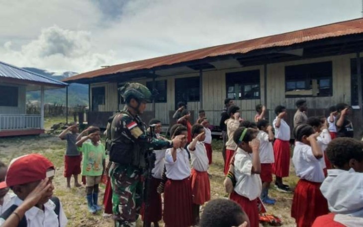 Upacara bendera anak-anak di perbatasan 