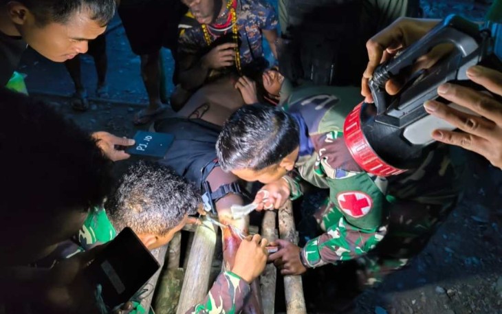 Pengobatan warga tersabet parang