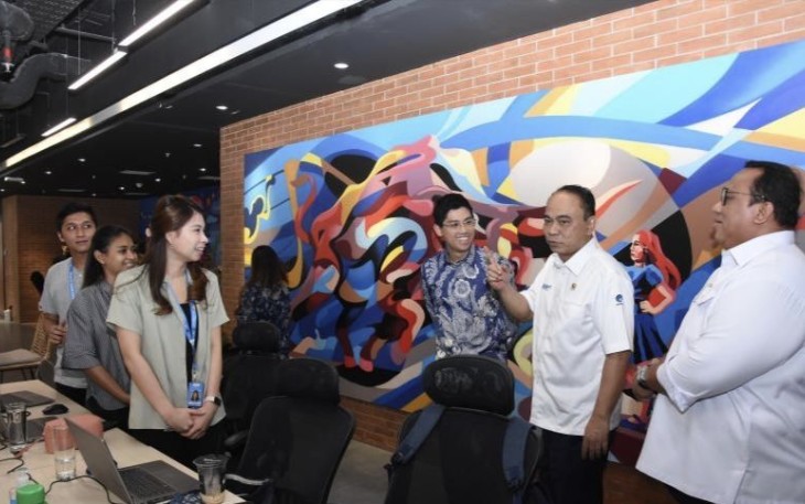 Menkominfo Budi Arie Setiadi berdialog dengan karyawan PT Ajaib Teknologi Indonesia di gedung Bursa Efektif Indonesia, Jakarta 