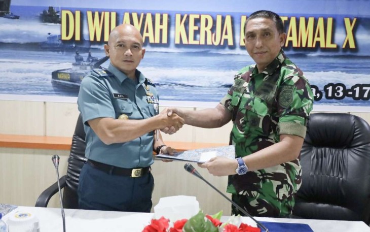 Irkoarmada III Laksamana Pertama TNI Azil Sadagori Achmad menyerahkan hasil Wasrik ke Wadan Lantamal X Kolonel Laut (P) Rizaldi