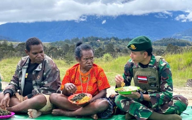 Makan bersama warga perbatasan 