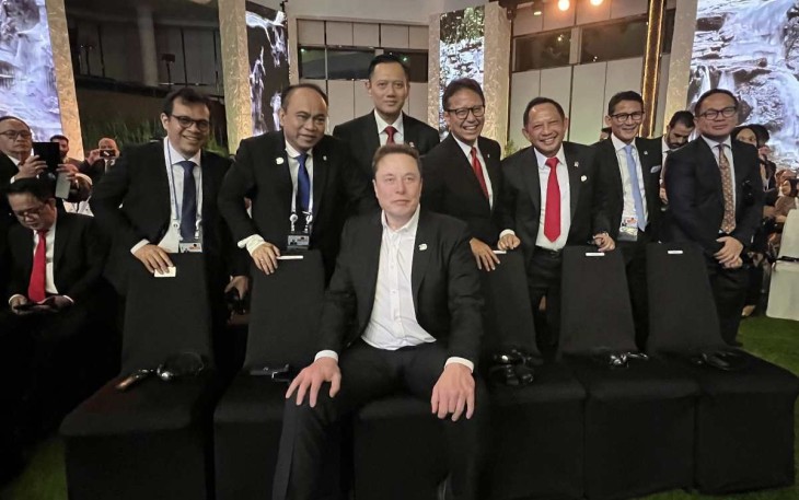 Menteri ATR/BPN Agus Harimurti Yudhoyono foto bersama dengan Elon Musk di Bali