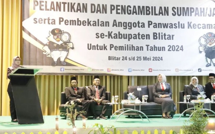 Bupati Blitar Rini Syarifah Berikan Sambutan Pada Acara Pelantikan Anggota Panwascam se-Kabupaten Blitar Tahun 2024
