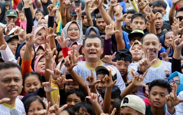 Kapolda Jateng Irjen Pol Ahmad Luthfi bersama masyarakat kabupaten Kendal, Minggu (26/5)