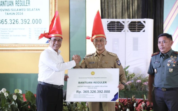 Mentan Amran Sulaiman menyerahkan bantuan Kementan secara simbolis kepada Pj Gubernur Sulbar Prof Zudan Arif Fakrulloh di Sulsel, Senin (27/5)
