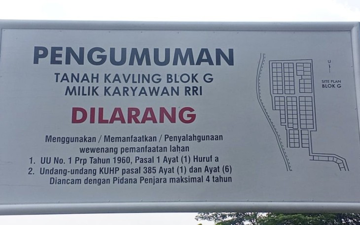 Keterangan papan nama status kepemilikan lahan di lokasi Blok G Komplek RRI Cisalak