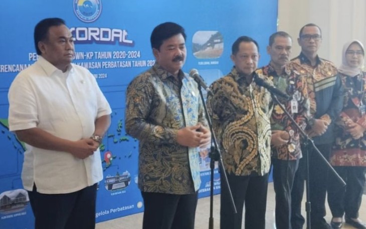 Menko Polhukam Hadi Tjahjanto saat memberikan keterangan pers di Jakarta 