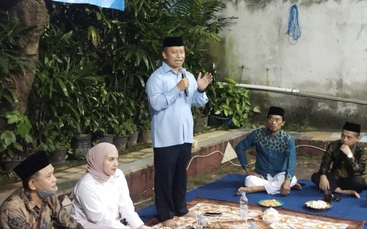 Calon Walikota Depok Supian Suri memberikan sambutan dalam silaturahmi bersama tokoh masyarakat di Kelurahan Mampang, Selasa (9/7)