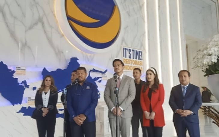 Ketum PSI Kaesang Pangarep bersama Ketua DPP NasDem Roberth Rouw saat konferensi pers di NasDem Tower Jakarta, Senin (22/7)
