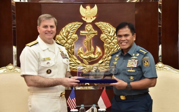 Kasal Laksamana TNI Muhammad Ali saat menerima cenderamata 