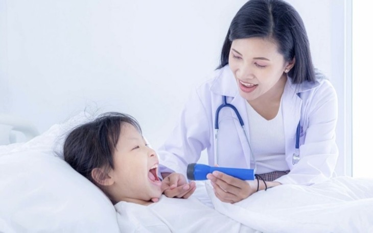Ilustrasi dokter saat periksa pasien