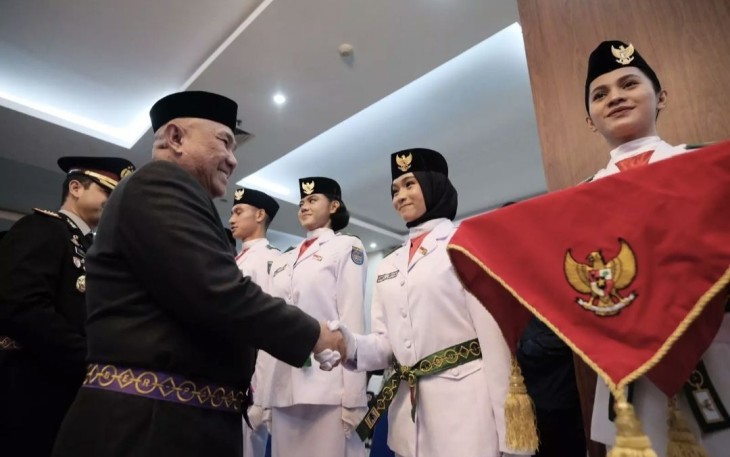 Wali Kota Depok Mohammad Idris memberikan ucapan selamat kepada Paskibraka Kota Depok