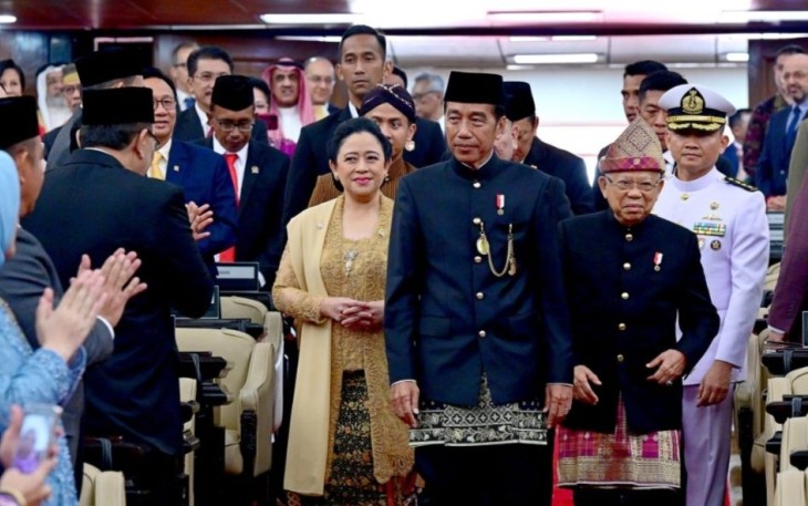 Presiden Joko Widodo mengenakan busana Demang dan kain ujung serong khas Betawi, Jum'at (16/8)