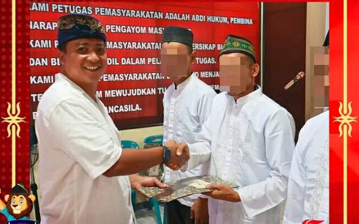Karutan Pangkalan Brandan Agung Joni Serahkan Remisi kepada 321 WBP pada Peringatan HUT RI ke-79.
