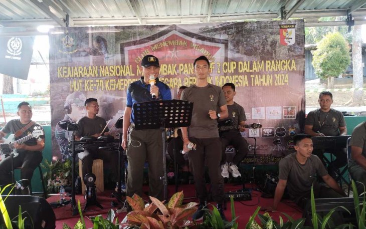 Dandenpom 2 Kostrad Letkol Cpm Dedy Wahyu Siswanto melantunkan lagu pada lomba menembak Pangdivif 2 Cup tahun 2024, Sabtu (24/8)