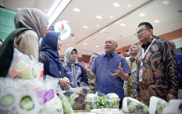 MenkopUKM Teten Masduki (baju biru) saat mengunjungi stan dalam ajang Agri Summit 2024 di Universitas Padjadjaran, Bandung, Jum'at (30/8)