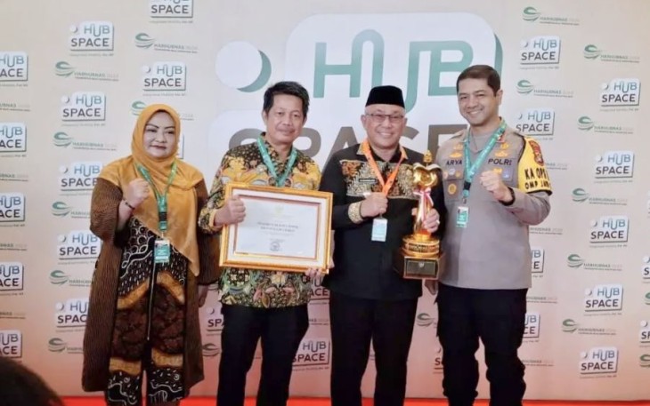 Wali Kota Depok, Mohammad Idris bersama Kapolres Metro Depok, Kombes Pol Arya Perdana, Kepala Dishub Depok, Zamrowi dan Kepala DPUPR Depok, Citra Indah Yulianty usai menerima penghargaan WTN dari Kemenhub RI pada acara Hub Space 2024 di Ballroom JIExpo Kemayoran, Convention Center & Theatre Area, Jakarta