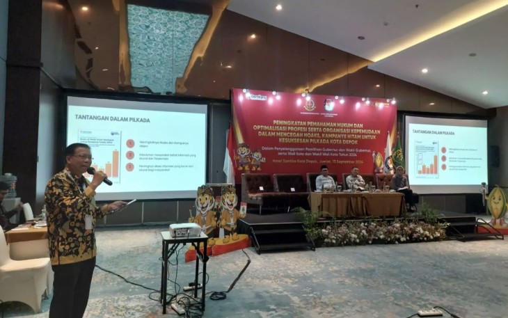 Kepala Dinas Komunikasi dan Informatika (Diskominfo) Kota Depok Manto memberikan sosialisasi pencegahan penyebaran berita hoaks dan kampanye hitam dalam Pemilihan Kepala Daerah (Pilkada) Tahun 2024, di Ballroom Hotel Santika, Jumat (13/09/24).
