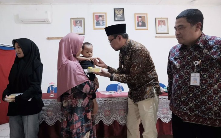 Wakil Wali Kota Depok, Imam Budi Hartono saat memberikan pangan lokal bergizi di Kelurahan Pangkalan Jati Baru, Kecamatan Cinere, Jumat (13/09/24)