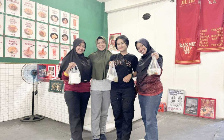 Srikandi Vicadha Divif 2 Kostrad saat memborong Bakmi Tjap 99, Senin (16/9)