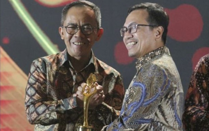 Dirut KPI Taufik Adityawarman saat menerima penghargaan SKK Migas Award 2024