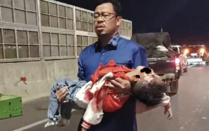Muzzayin Arif calon Bupati Sinjai evakuasi korban laka maut di tol Reformasi Makassar, Rabu (25/9) malam