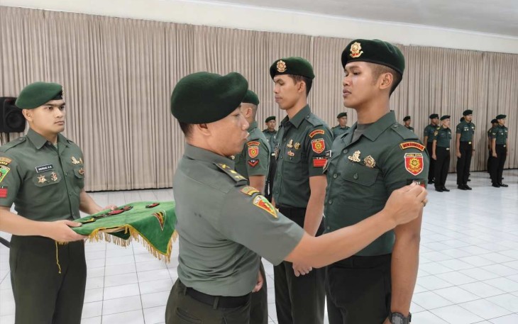 Dandenma Menarmed 2 Kostrad Mayor Arm Sumarsono saat kenaikan pangkat prajuritnya 