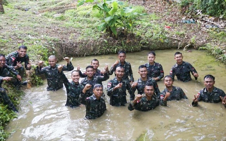 Prajurit Satgas Yonzipur 5/ABW cebur empang usai kenaikan pangkat, Selasa (1/10)