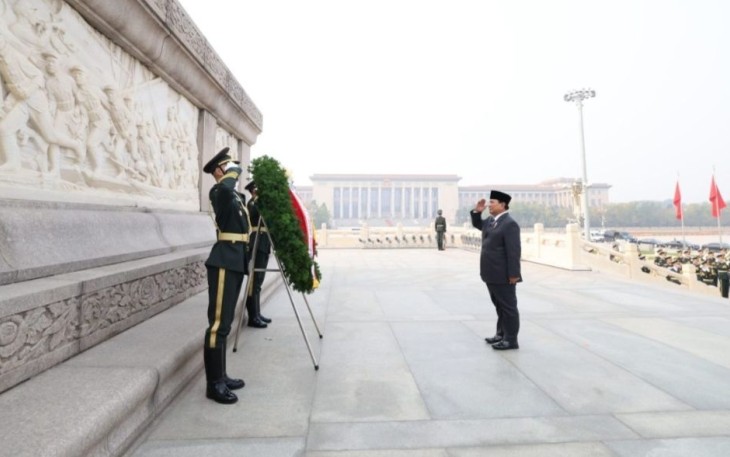Presiden Prabowo Subianto mengunjungi Monumen Pahlawan Rakyat, Tiananmen Square di Beijing, Republik Rakyat Tiongkok (RRT) pada Sabtu, 9 November 2024 untuk melakukan peletakan karangan bunga atau flower tribute.