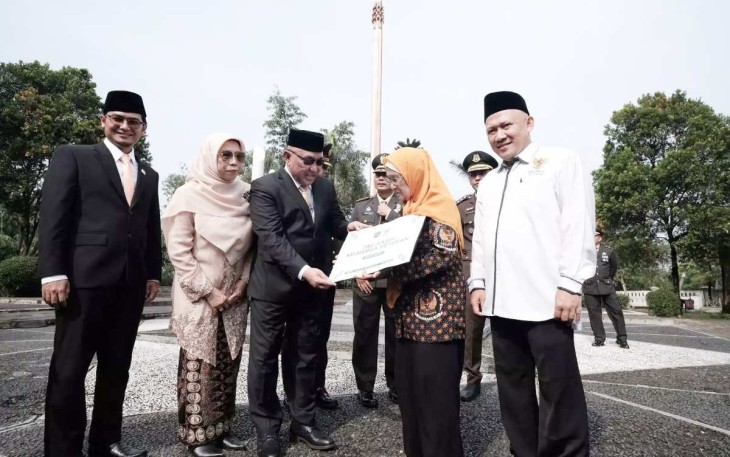 Wali Kota Depok, Mohammad Idris didamping Ketua BAZNAS Kota Depok, Endang Ahmad Yani (paling kanan) memberikan tali asih kepada salah satu Veteran, pada acara Peringatan Hari Pahlawan ke-79, di TMP Cilodong, Minggu (10/11/24).