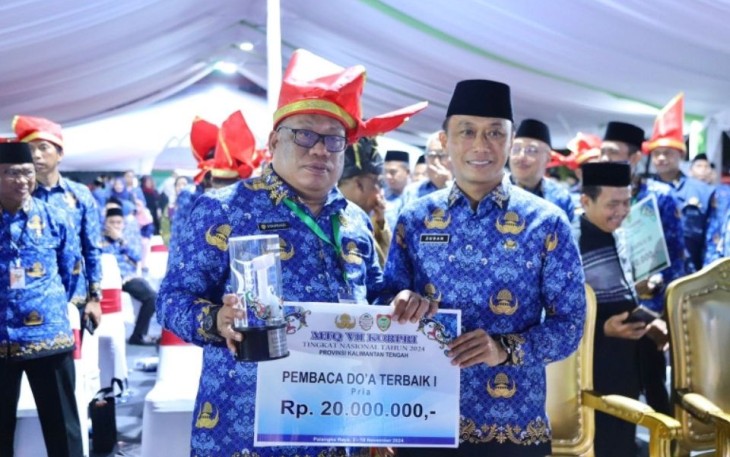 Ketum Korpri Prof Zudan bersama Syahriadi Al-Bugisyi saat menerima trophy dan penghargaan juara I lomba Doa MTQ Korpri VII Nasional di Palangkaraya 