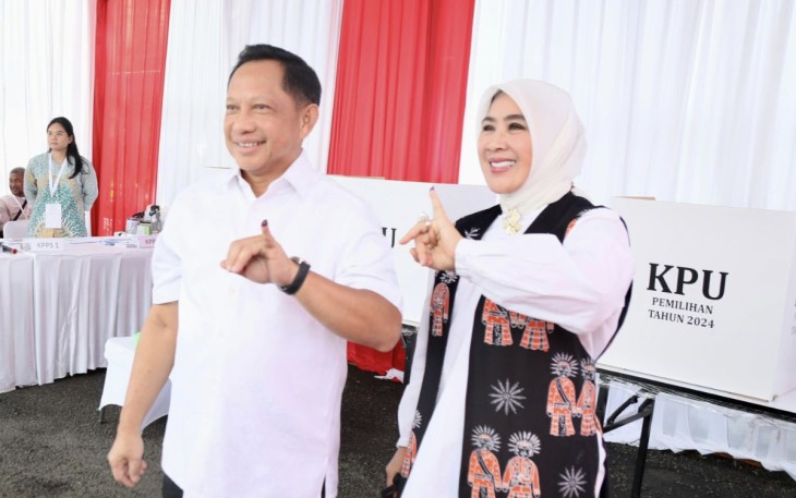 Mendagri Tito Karnavian beserta ibu usai menyalurkan hak pilih dalam pilkada 2024 di Jakarta, Rabu (27/11)