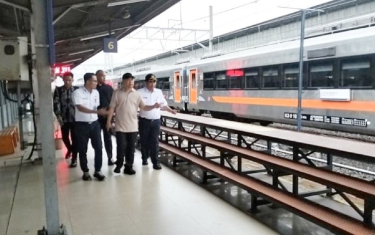 Menhub Dudy Purwagandhi saat meninjau stasiun Pasar Senen Jakarta, Minggu (1/12)