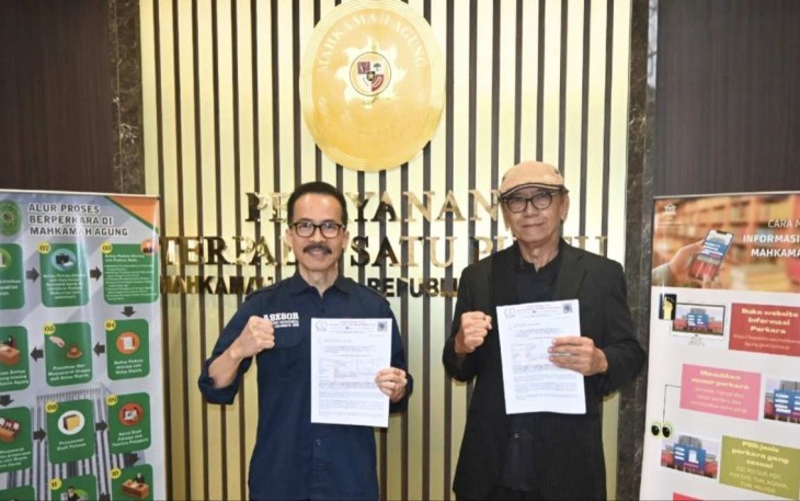 Soegiharto Santoso bersama wartawan senior Ferdinand L Tobing foto bersama usai mengirimkan surat kepada Ketua MA di Jakarta, Senin (9/12)