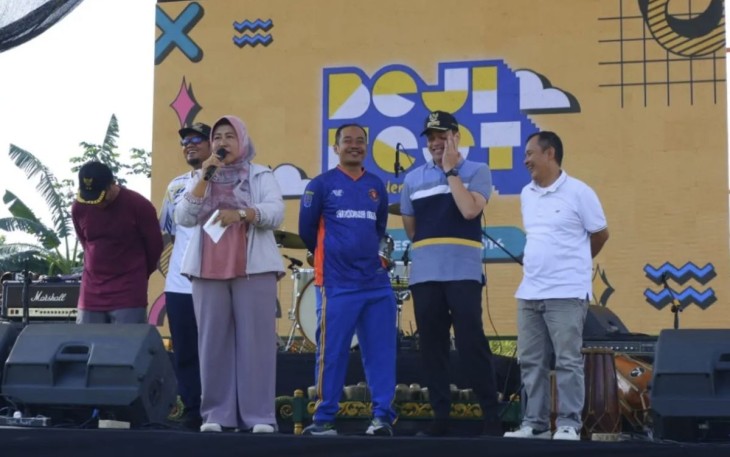 Pj Sekda Kota Depok Nina Suzana memberikan sambutan sekaligus membuka kegiatan Beji Festival (Beji Fest) 2024 di Lapangan Kukusan, Kecamatan Beji, Jumat (13/12/24)