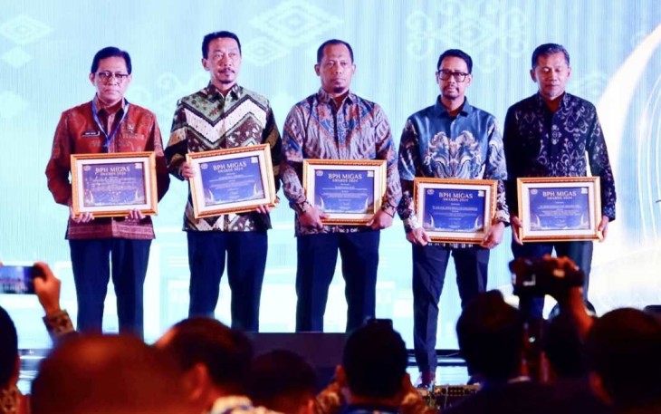 Dirjen Bangda Kemendagri Restuardy Daud saat menerima penghargaan BPH Migas Award 2024 di Jakarta 