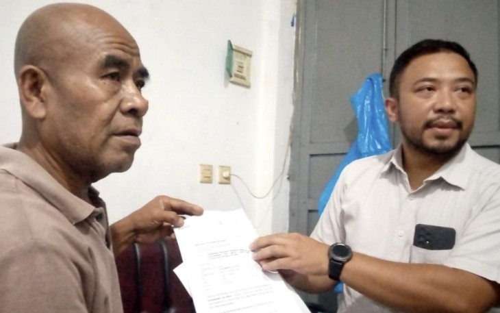 Ahmadi warga Kelurahan Mampang bersama Kuasa hukum Purwo Susanto memberikan keterangan dikediamannya, Selasa (17/12)