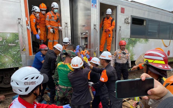 Prajurit Yonif 330/Tri Dharma Sigap Bantu Evakuasi Korban Kecelakaan Kereta Api