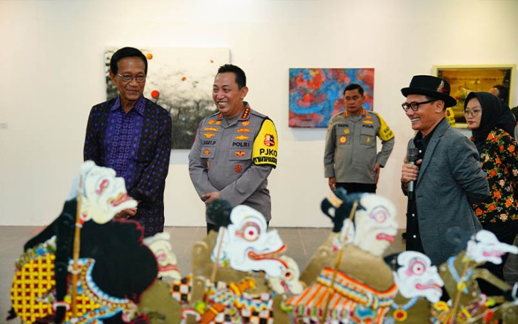 Kapolri Jenderal Polisi Drs. Listyo Sigit Prabowo dan Gubernur DIY Sri Sultan Hamengku Buwono X menghadiri acara seni rupa dan pentas seni musik di Jogja, Jumat (19/1/24).