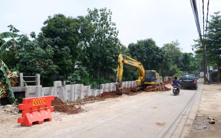 DPUPR melakukan pekerjaan rekonstruksi jalan dan penguatan struktur tanah menggunakan metode sheetpile di Jalan Tanah Baru, Kecamatan Beji