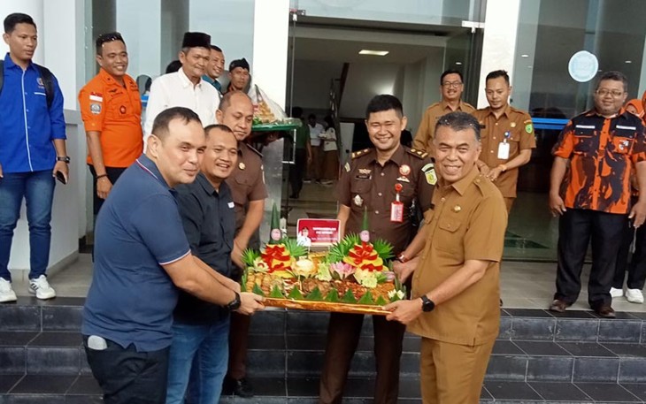 Kajari Natuna Beserta Staf saat Ucapkan Selamat Hari Ulang Tahun Ke-55 Kepada Bupati Natuna 