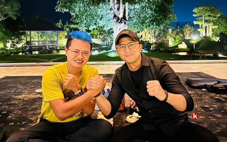 Pebisnis Muda Sukses Blitar Haji Beky (baju warna kuning) Saat Dikunjungi Mantan Bupati Kabupaten Bandung Barat Hengki Kurniawan Pada Selasa, 9 April 2024 atau malam takbir, di Kediaman Haji Beky. (Foto : H. Beky untuk Klikwarta.com)